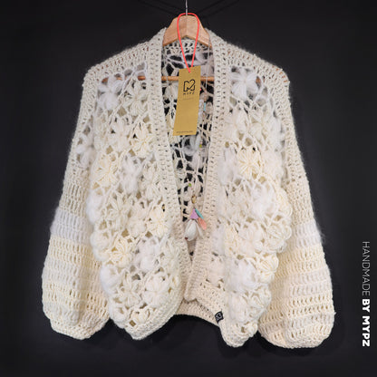 Häkelanleitung - MYPZ kurzer Bomber-Cardigan Wildflower (ENG-DE-NL-ES-FR-IT-DA-SV-NO)